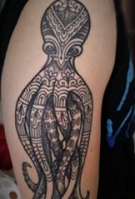 男性の腕にミニマルラインタトゥー黒タコタトゥー画像