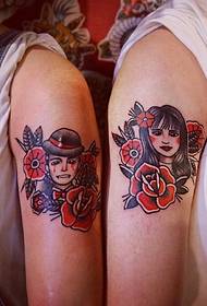 un couple de tatouages avec un boom