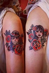 un paio di tatuaggi con un boom
