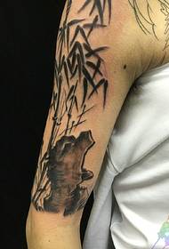 Imagine de tatuaj cu braț mare, care combină personaje mangostane și chineze