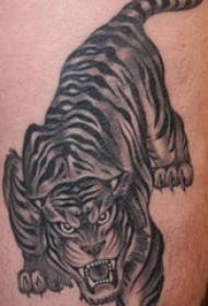 Tygrys totem tatuaż mężczyzna żółw na obrazie tatuaż tatuaż totem tygrysa