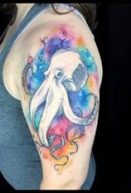 Picha kubwa ya tattoo ya tatoo yenye rangi ya pweza kwenye mkono wa msichana