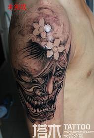 Il braccio come un tatuaggio di fiori di ciliegio non è completato