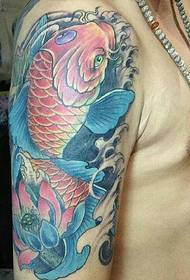 Татуировка красного кефали и лотоса, падающая на большую руку