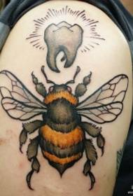 Большая рука татуировки татуировки пчелы