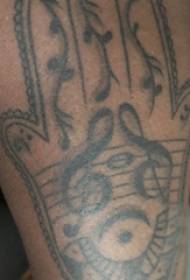 tatuazh i vogël i palmës, kofshë mashkullore, foto e tatuazhit të palmës dhe shënimit