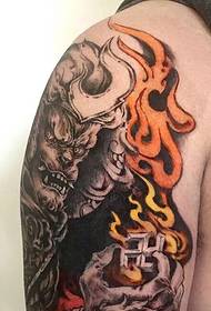Klasická ruka s veľkým ramenom plná tetovacieho vzoru démonského kráľa