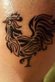 Gallo maschio del modello del tatuaggio del gallo sull'immagine del tatuaggio del gallo nero