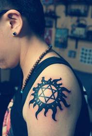 Малюнок татуювання тотема великої руки сонце шестикутник