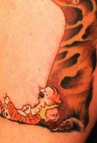 Тату-мультфільм, чоловік, велика рука на малюнках татуювання тигра та персонажа
