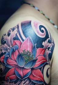 Akvarelės lotoso, didelės rankos tatuiruotės paveikslėlis, kupinas pasitikėjimo savimi