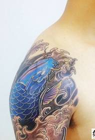 Foto accattivante del tatuaggio del calamaro blu sul grande braccio