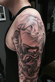 Il grande braccio sembra un tatuaggio che gli uomini amano