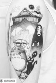 ເດັກຜູ້ຊາຍກາຕູນ Tattoo ທີ່ມີແຂນໃຫຍ່ຢູ່ເທິງຮູບ chinchillas ສີດໍາ