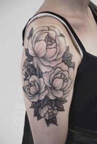 黑灰写实纹身 女生大臂上黑灰的花朵纹身图片