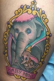 Coscia della ragazza del tatuaggio dell'elefante come l'immagine del tatuaggio