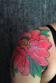 Modello di tatuaggio fiore di peonia brillante a braccio grande