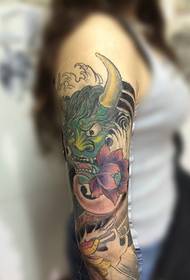 Flickans stora arm utanför färg som en tatuering bild