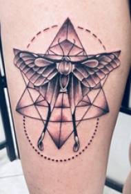 Geometrysk tatoeëringsfoto fan manlike earms op swartgriis