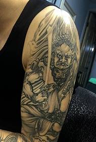 Zwart en wit vest heren grote arm klassiek totem tattoo-patroon