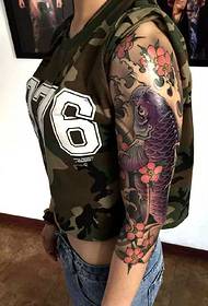 U grande bracciu sognu di u tatuatu di u calamu viotu hè assai individuale