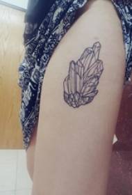 Tatuaje de liña minimalista foto de tatuaxe de cristal negro na coxa da nena