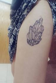 Linea minimalista tatuaggio immagine di tatuaggio di cristallo nero sulla coscia della ragazza