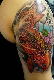 Stor armfärg röd bläckfisk tatuering tatuering är mycket bländande