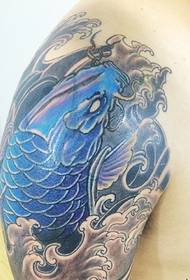 大臂上的抢眼蓝色鲤鱼纹身图片