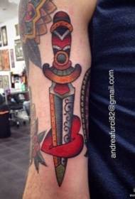 Motif de tatouage en forme de coeur de dague d'école européenne et américaine à gros bras