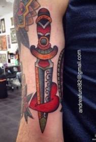 Modello di tatuaggio a forma di cuore a pugnale da scuola europea e americana