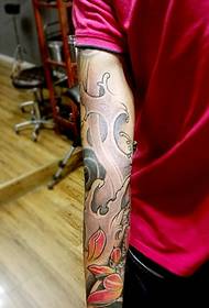 Didelės rankos išskirtinių spalvų didelių kalmarų tatuiruotės paveikslėlis