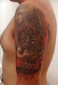 Tatuaj tatuaj tradițional de culoare braț mare
