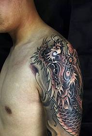 Класна велика рука чорно-білого малюнка татуювання злого дракона
