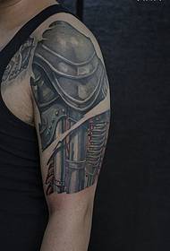 Muy poderoso tatuaje de tótem con un brazo