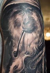 Двойная татуировка с большой рукой на большой татуировке с изображением обезьяны