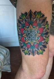 Tatuaje de muslo muslo de chico masculino en imagen de tatuaje de vainilla de color