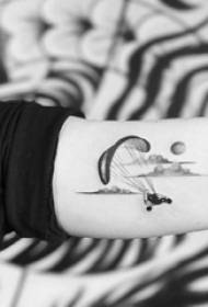 Malaking Arms ng Dobleng-Malaking Tattoos Girl sa Itim na Grey na Tattoo na Tattoo na Larawan