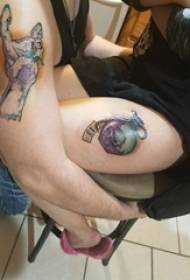 Linea semplice tatuaggio ragazza semplice gamba tatuaggio immagine sulla coscia