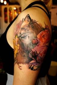 大きな腕にダブルアームのタトゥーの女の子の花とキツネのタトゥー画像