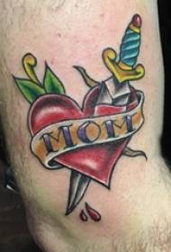 Coscia tatuaggio maschio ragazzo coscia su pugnale e cuore tatuaggio immagine