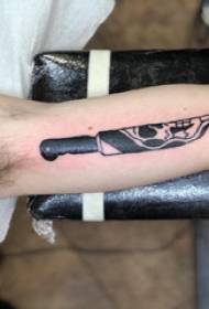 Par de braço grande tatuagens braço grande do menino na foto de tatuagem de punhal preto