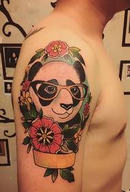 大臂彩色眼镜熊猫纹身图案
