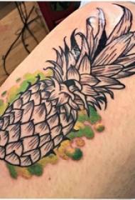 Ananasų tatuiruotės piešiniu dažytas ananasų tatuiruotės paveikslėlis ant moters šlaunies