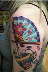 Двојна рака тетоважа девојка голема рака горната чаша и вентилатор тетоважа слика