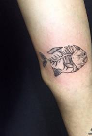Modello di tatuaggio del tatuaggio dell'osso di pesce del grande braccio