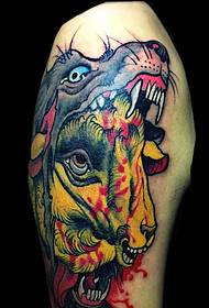 Un tatuaj cu totem alternativ cu un braț colorat acoperit cu piele de lup
