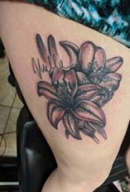 Tatuaj coapsa femeie fată coapsa pe negru liliac tatuaj imagine