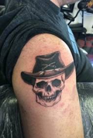 Ilustraĵo de tatuaje de granda brako vira granda brako sur tatuaje de nigra kranio