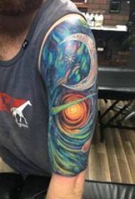 Pāris lielu roku tetovējumu zēna lielā roka uz krāsainiem kosmisko tetovējumu attēliem